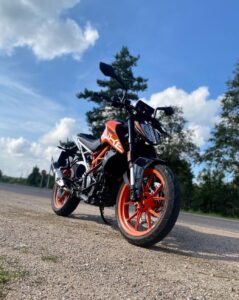 KTM Duke390 motociklas savaitgalio pasivažinėjimui Vilniuje