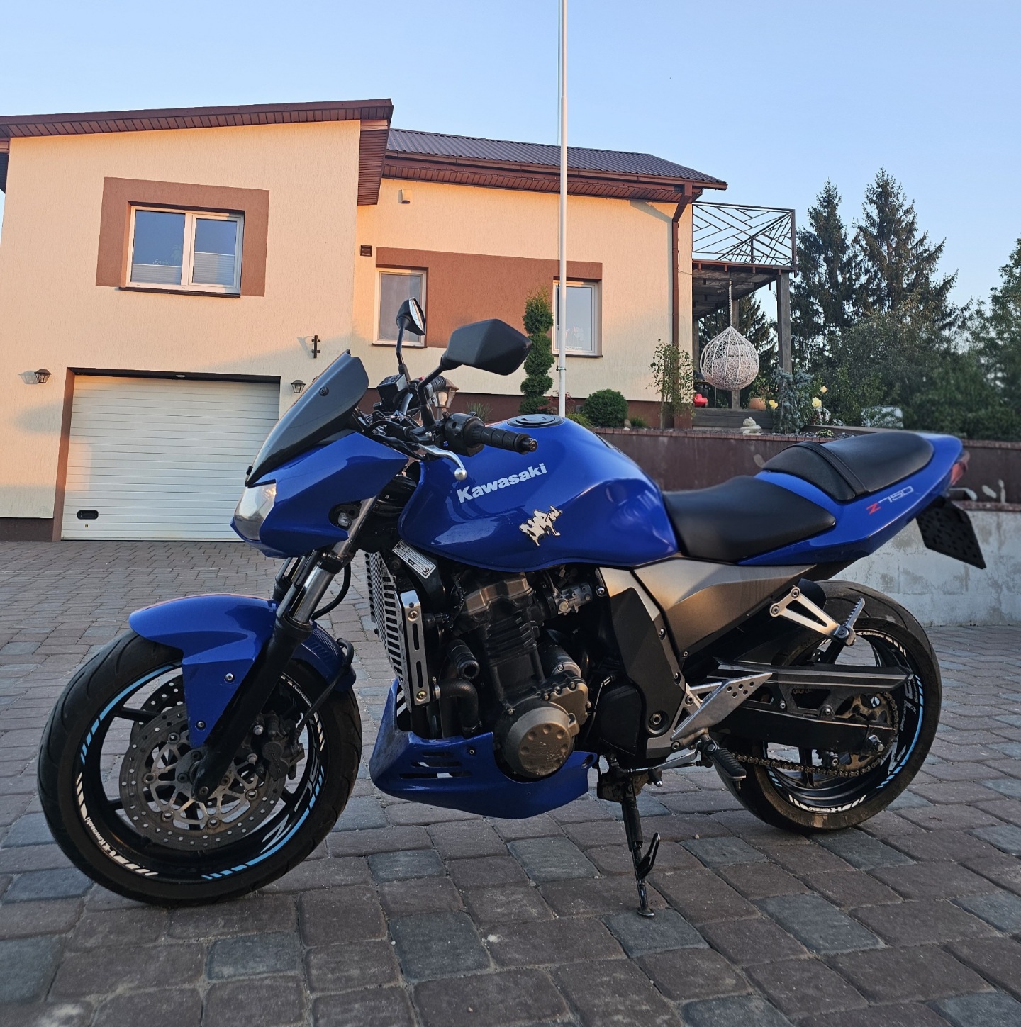 Kawasaki Z750 gen1 motociklo nuoma Vilniaus rajone