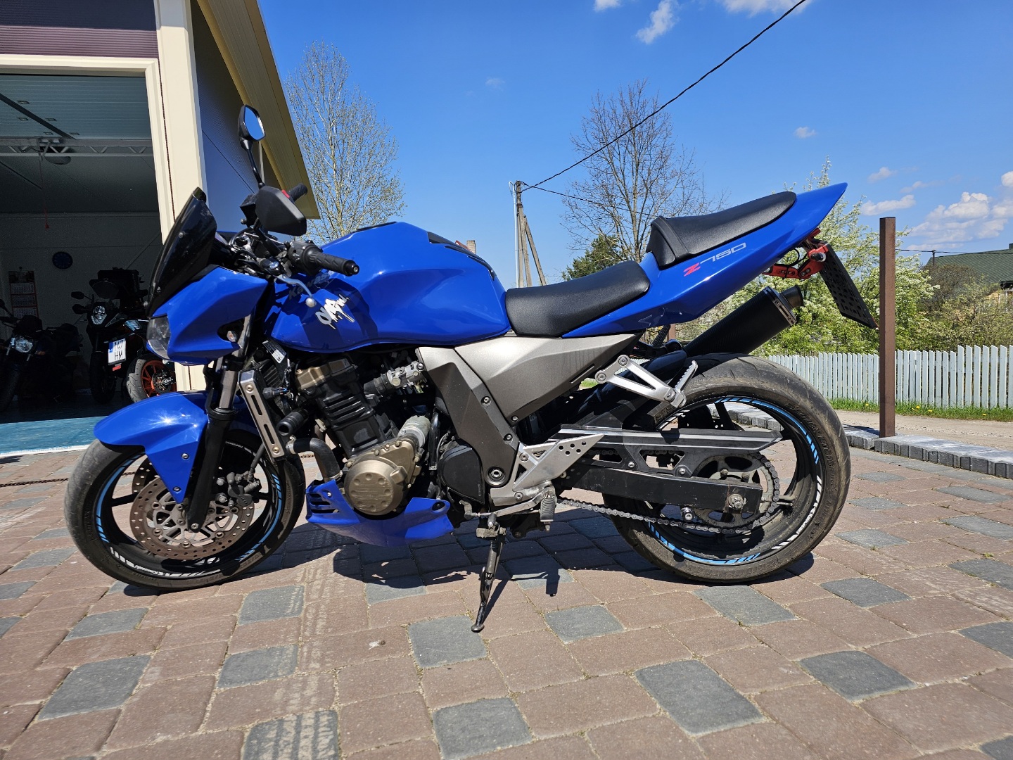 Kawasaki Z750 gen1 motociklo nuoma Vilniuje