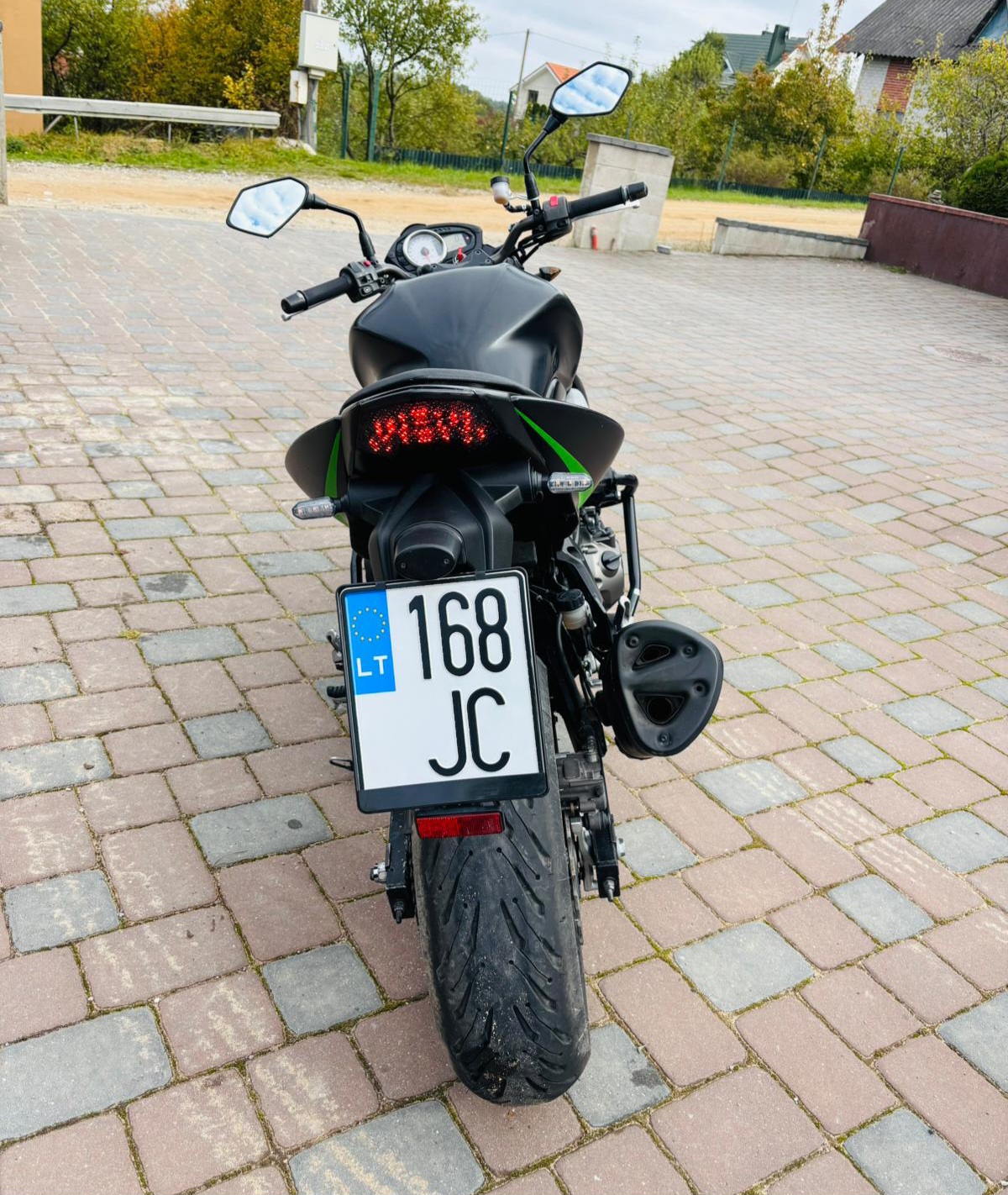Kawasaki Z750 gen2 street tipo motociklo nuoma Vilniuje