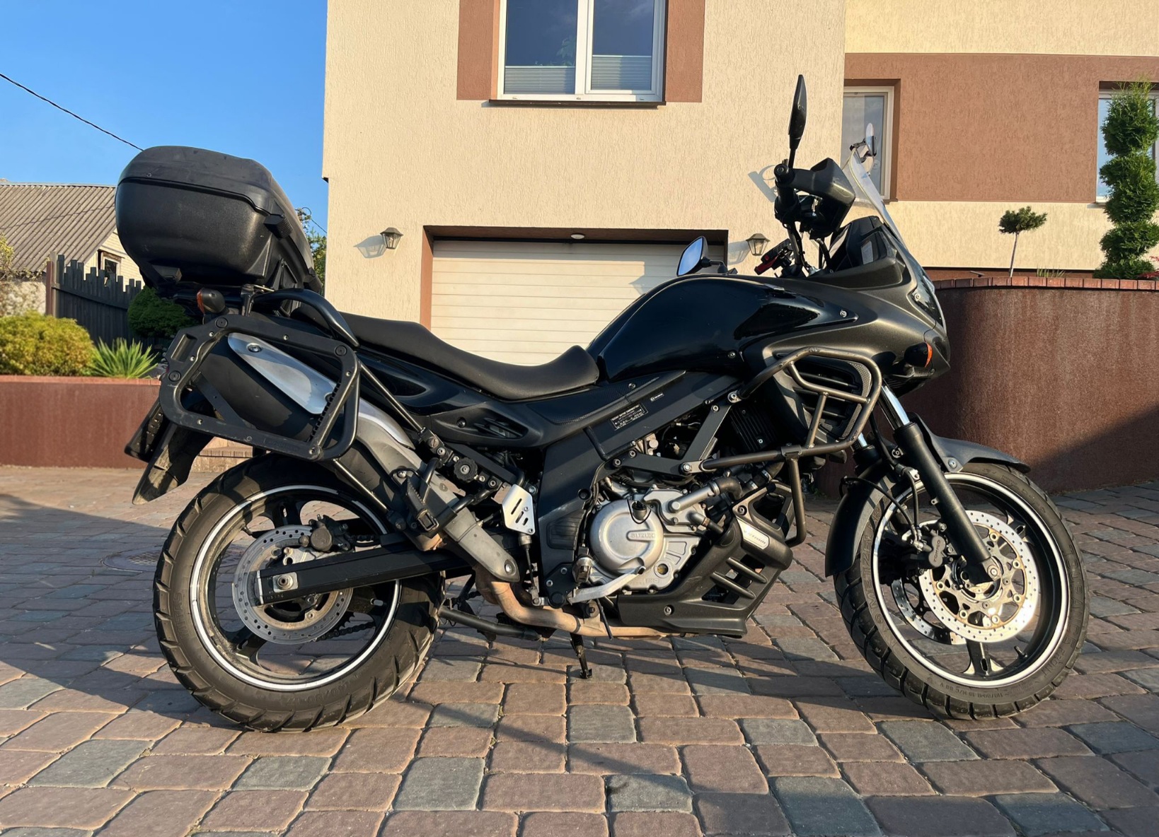 Suzuki DL650 VStrom kelioninio motociklo nuoma Vilniuje