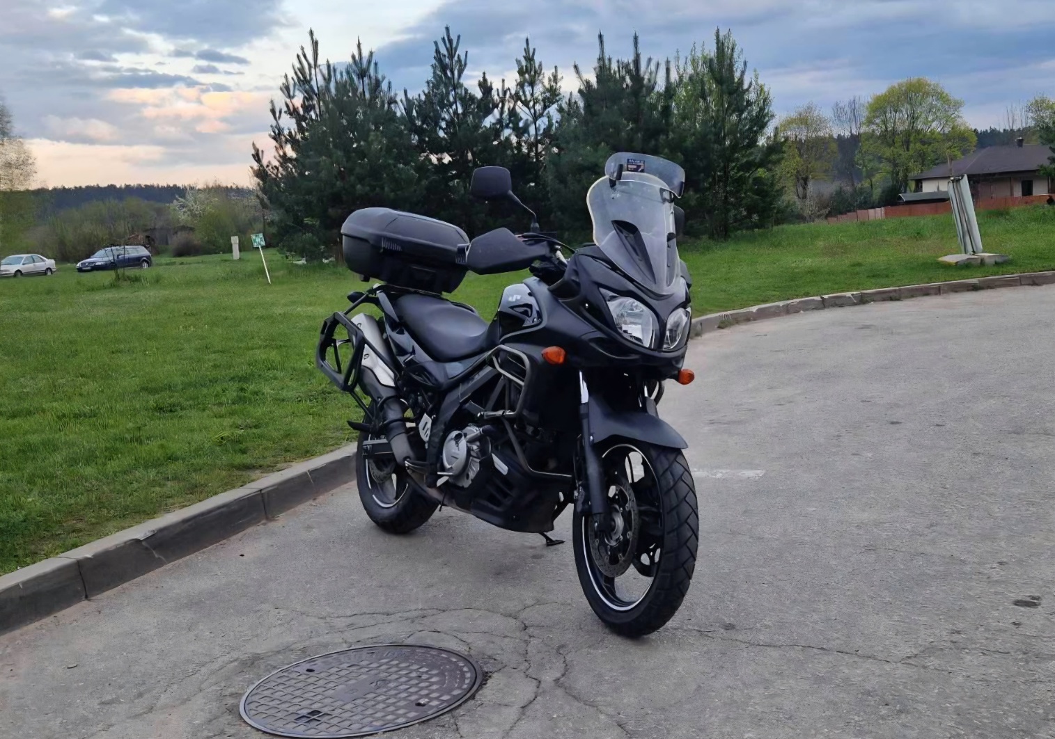 Suzuki DL650 VStrom motociklas savaitgalio pasivažinėjimui Vilniaus rajone