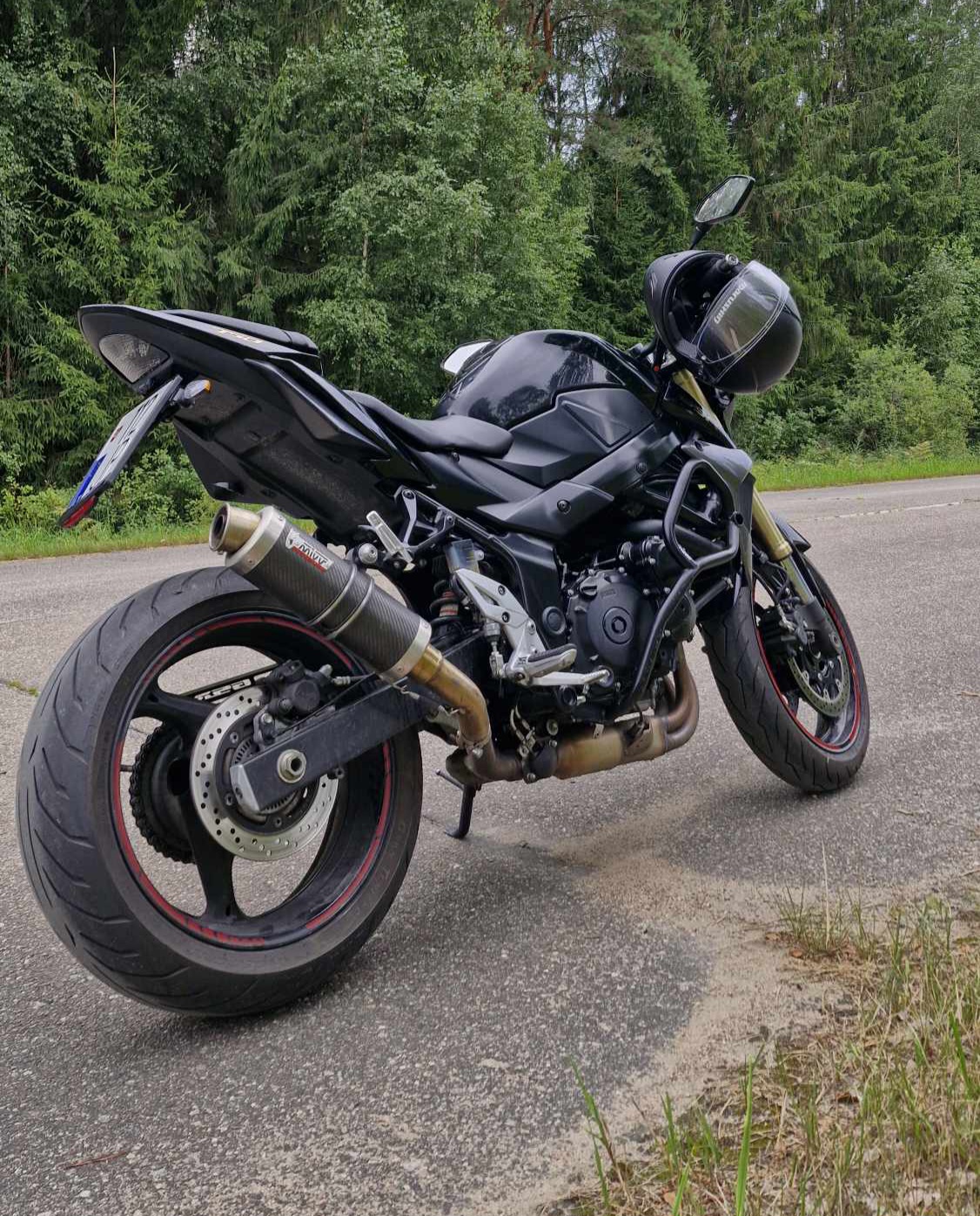 Suzuki GSR750 ABS motociklas su sportinėmis padangomis Vilniuje