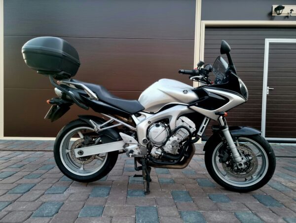Yamaha FZ6s Fazer motociklo nuoma Vilniaus rajone