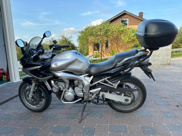 Yamaha FZ6s Fazer kelioninio motociklo nuoma Vilniuje