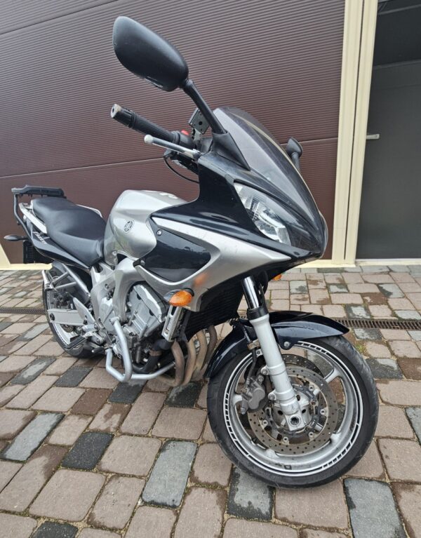 Yamaha FZ6s Fazer kelioninio motociklo nuoma Vilniaus rajone