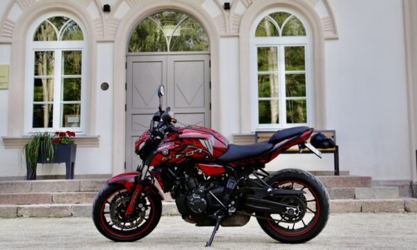 Yamaha MT07 motociklas savaitgalio pasivažinėjimui Vilniuje