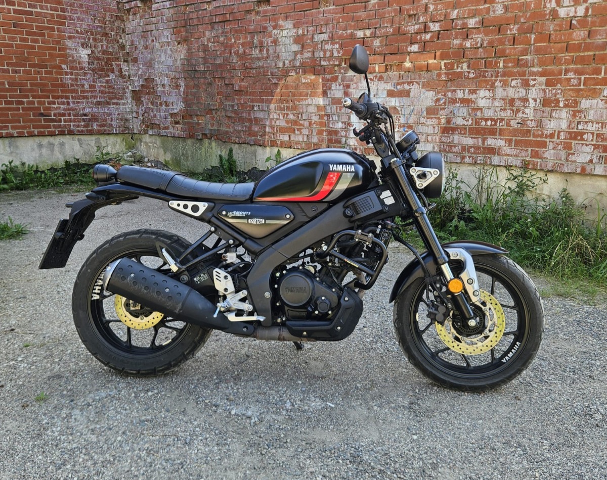 Yamaha XSR125 motociklas savaitgalio pasivažinėjimui Vilniuje