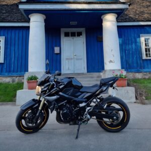 Nuomojamas Suzuki GSR750 motociklas prie mėlyno namo