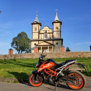 Nuomojamas KTM Duke motociklas prie bažnyčios