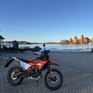 Nuomojamas KTM Enduro 390 motociklas prie pilies