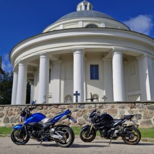 Suzuki GSR750 motociklai prie Sudervės bažnyčios
